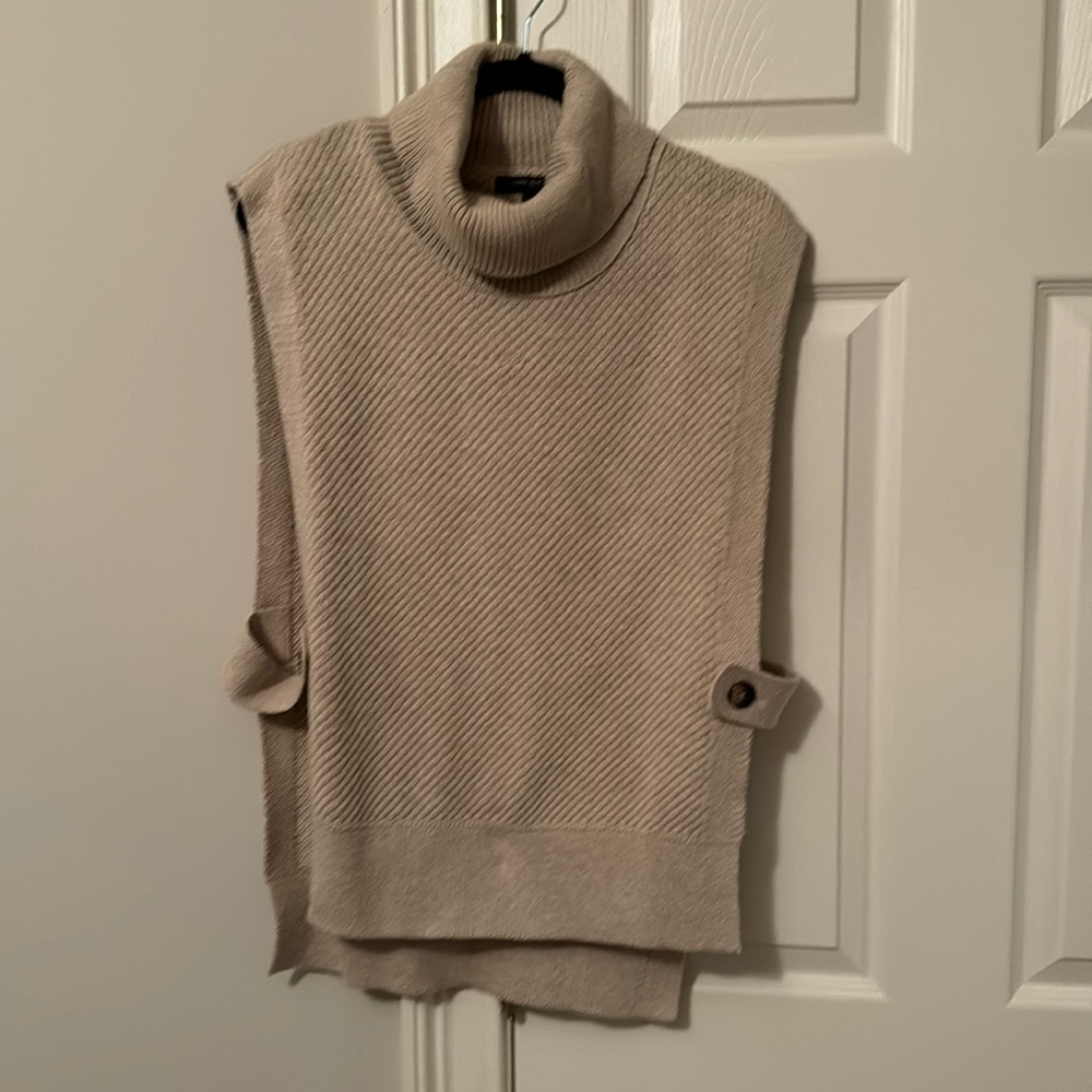 Like New, Banana Republic sweater vest w/open sides and button side, cream sz L